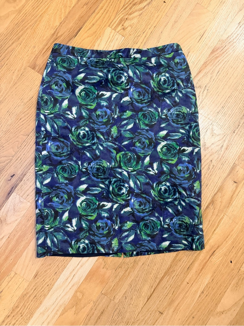 Ladies Size 4 "LOFT" Navy Floral Pencil Skirt with Green Roses GUC